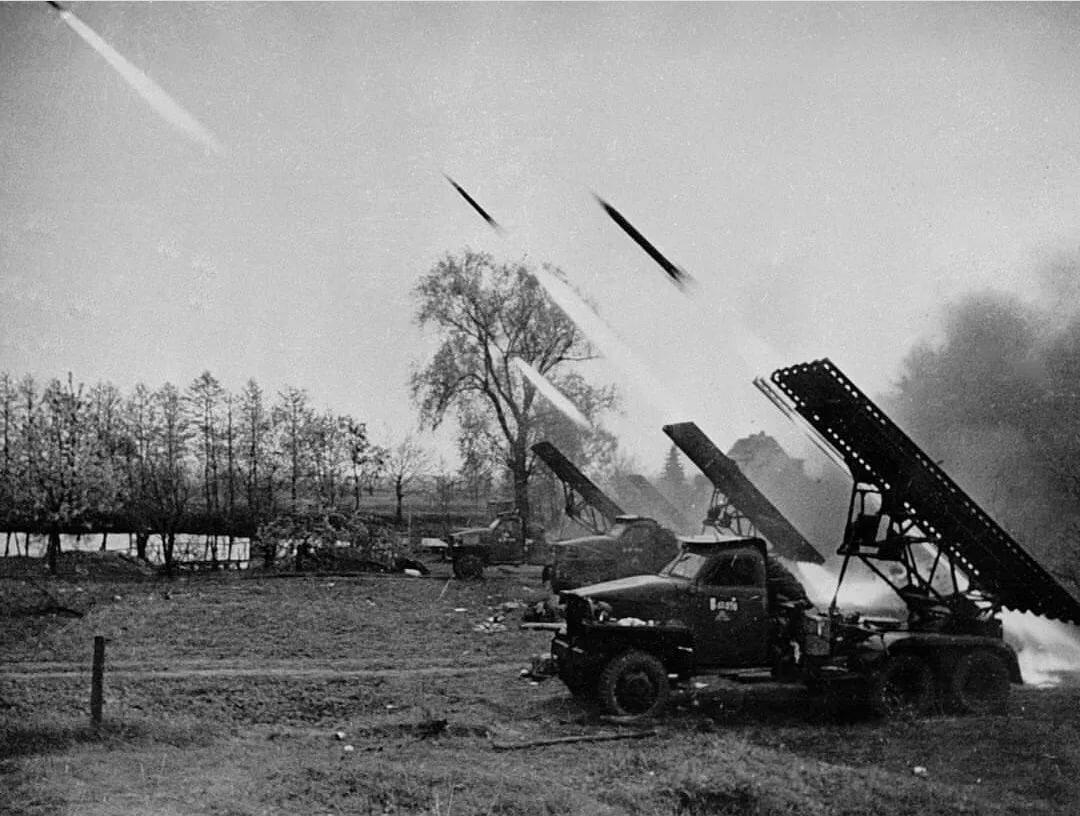 Своему рождению Катюша обязана изобретателю бездымного пороха. Француз Поль Вьель придумал как сделать реактивные снаряды более мощными и точными, чем стволовые. 