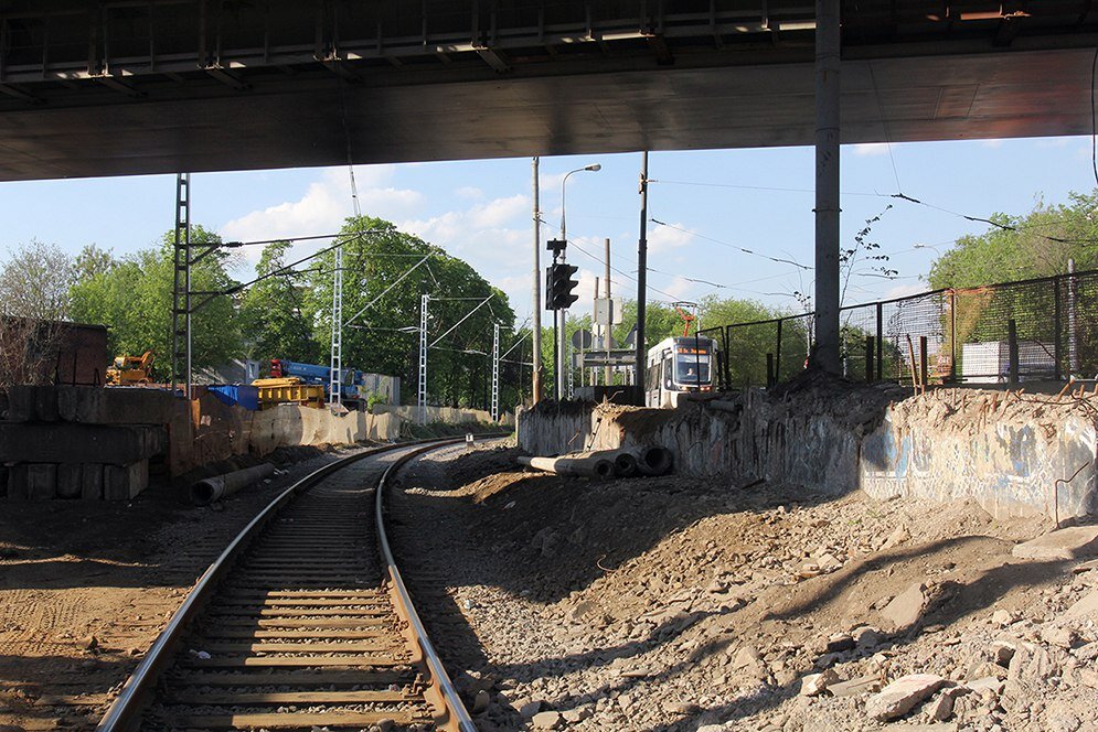 1. Соединительная ветвь в депо Подмосковная и на Рижский ход начинается от северной горловины грузовой станции Серебряный бор МК МЖД между о.п. Ходынка и о.п. Волоколамская. Вид в сторону Рижского хода.