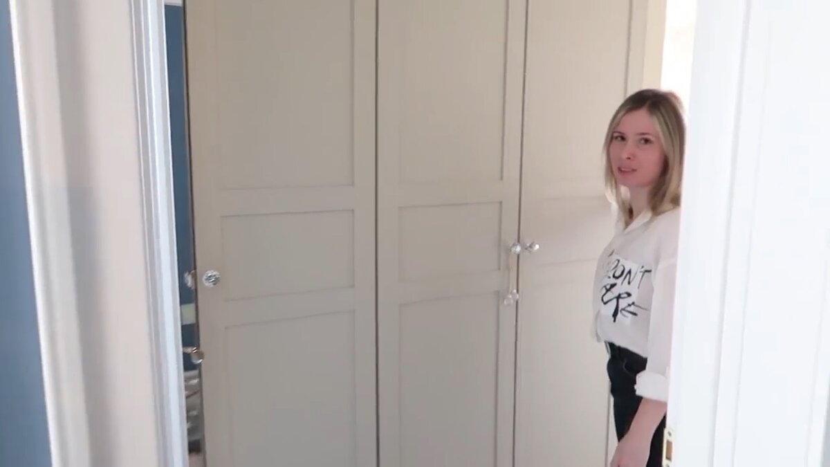 Вход в спальню и шкаф Икеа, по ту сторону шкафа — гардеробная комната