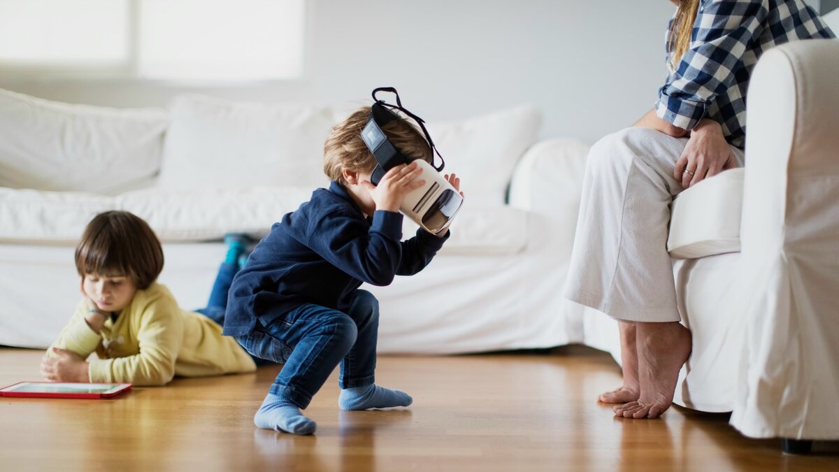 Ребенок с песочными часами. Ребенок с часами. Совместное времяпровождение родителей и детей. Проведение времени с ребенком. Мальчик с часами.