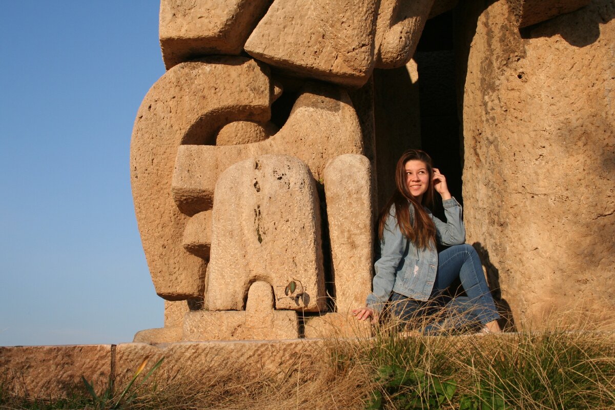 Я на фоне какого-то очереднего памятника древности