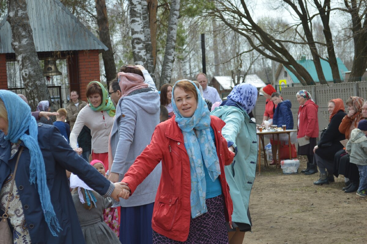 Светлая Седмица в прошлом году - гуляли, водили хороводы, пели песни... Вот он, самый настоящий день без интернета. Но можно и сейчас все это делать - в одиночестве, гулять, петь..