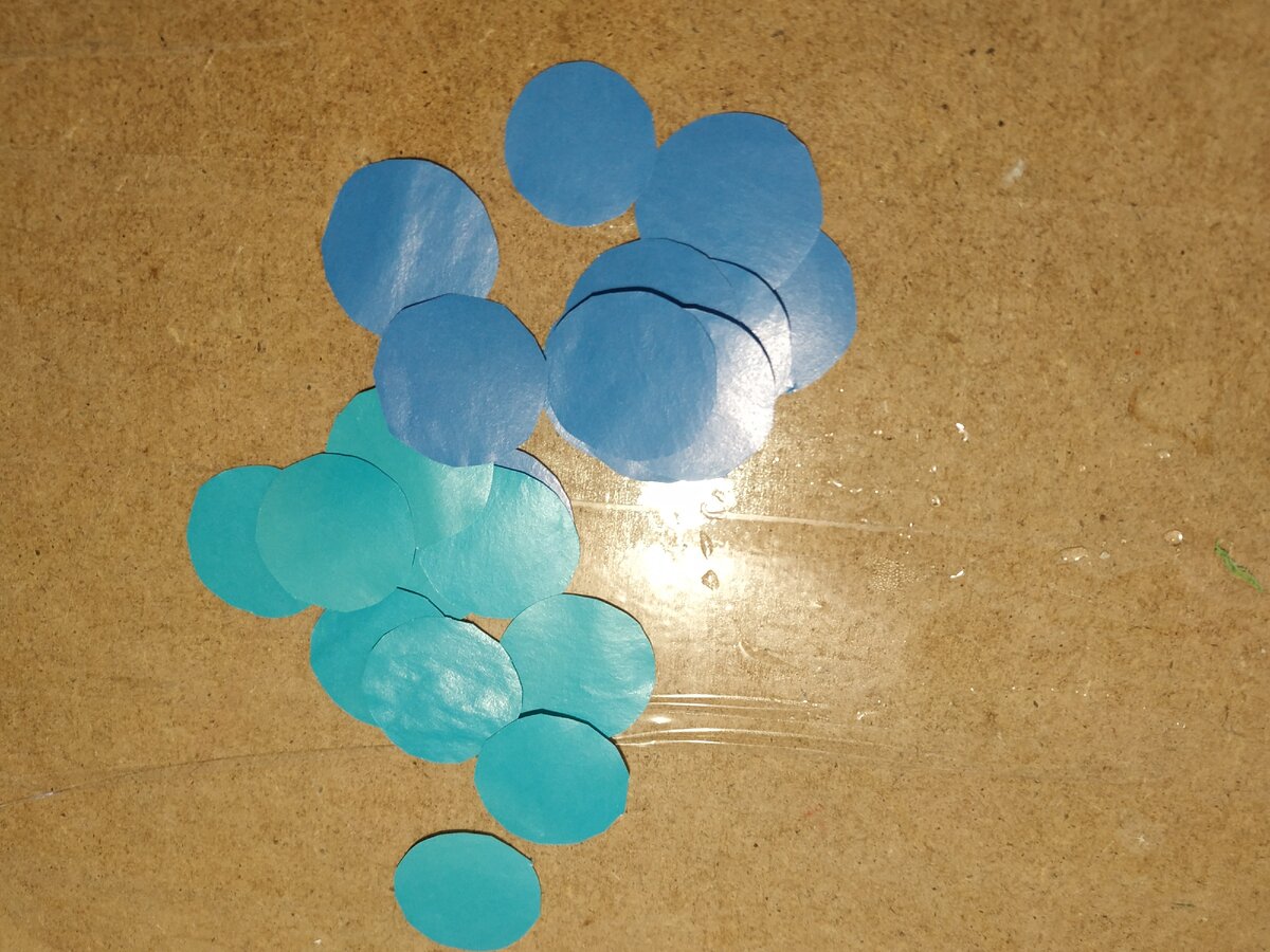 Вырезала кружки из цветной бумаги с помощью пятачка