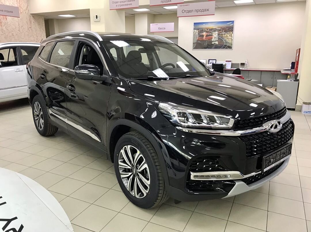 Chery Tiggo 8 в комплектации Family в дилерском салоне в Санкт-Петербурге. 