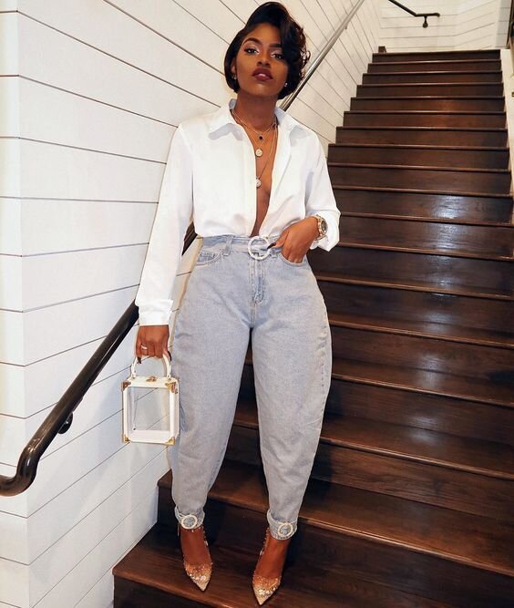  Несмотря на ширину джинсов, сочетание с каблуками и красивой блузой дает очень женственный образ