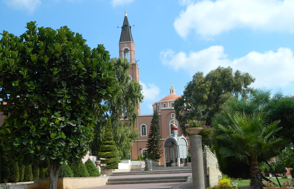 Храм святого Апостола Петра и праведной Тавифы, в который не привозят паломнические туры, но каждый путешественник может сам до него добраться и зайти, храм - действующий 