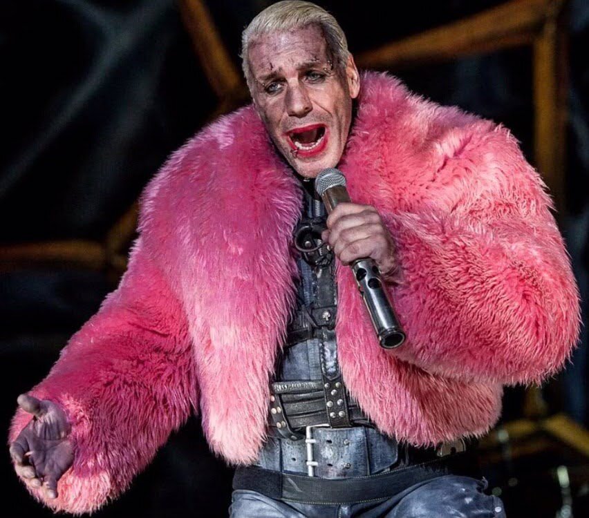 А он то тут причем? 