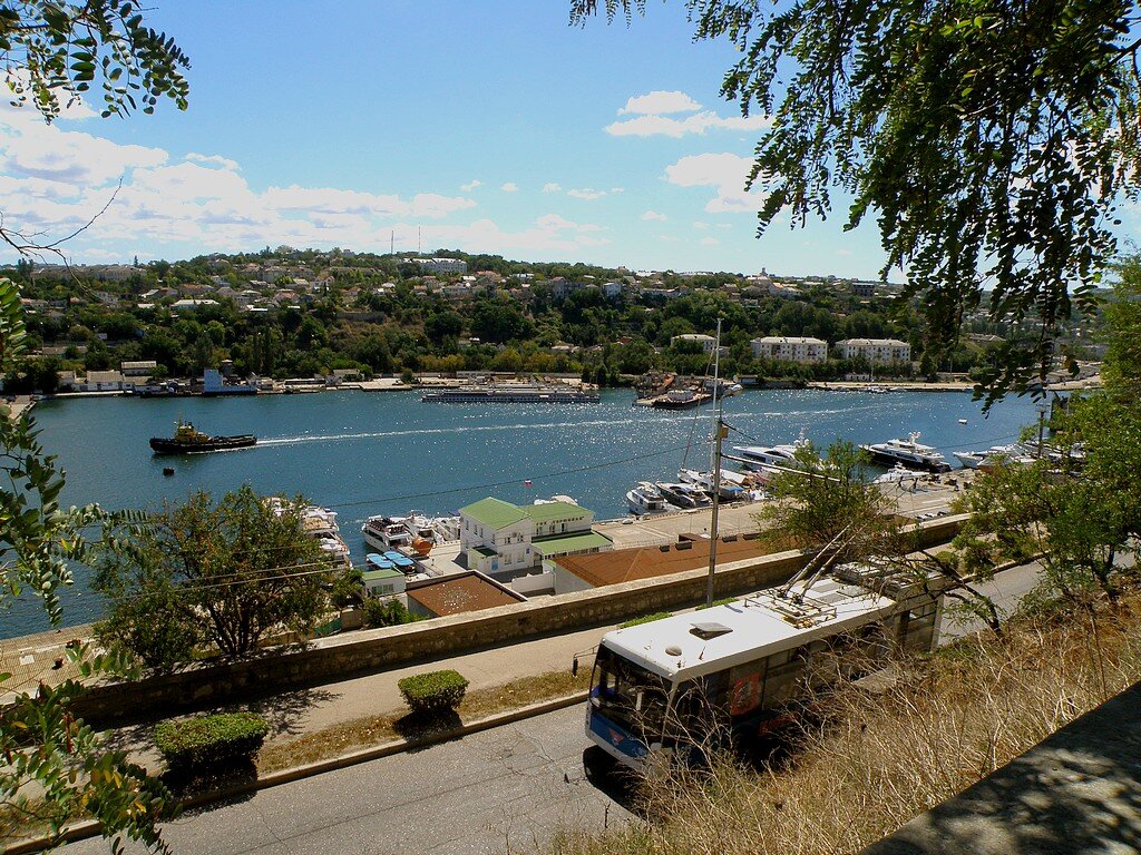 Вид на Южную бухту и Корабельную сторону (микрорайон Бомборы) со стороны центра.