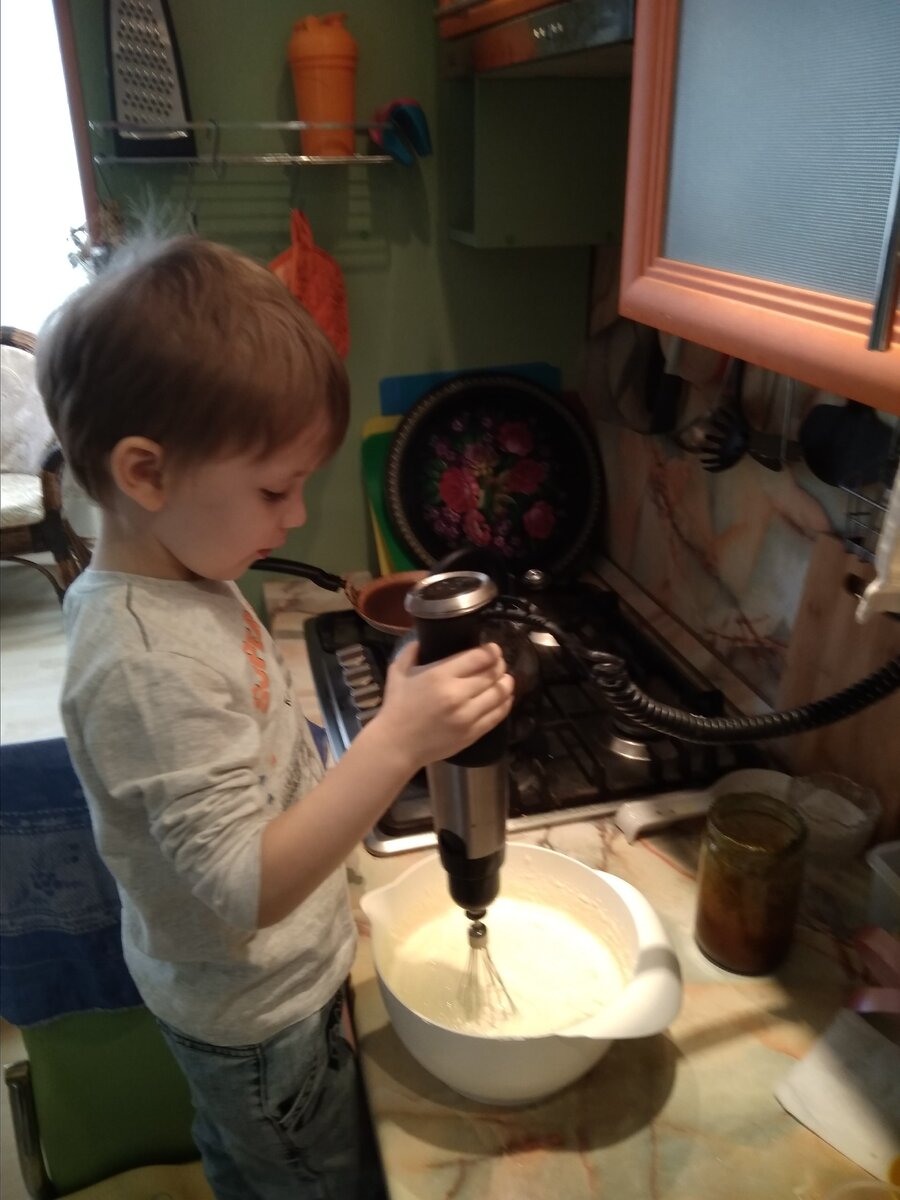 Сначала готовил старший ребенок. Подпишитесь и поставьте лайк!