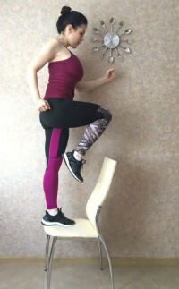 Встаньте напротив стула на расстоянии 15-30 см. Ноги на ширине тазовых костей.