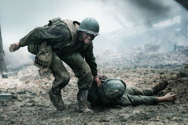 Драма, основанная на реальных событиях, рассказывает историю санитара Десмонда Досса. Во время Второй мировой герой добровольно вызывается на фронт, но будучи религиозным, решительно отказывается держать в руках оружие. Его цель – лечить, а не убивать. Из-за таких принципов Десмонд страдает от издёвок и даже попадает под военный трибунал. Но его сильное желание спасать жизни людей помогает герою попасть на фронт. Во время сражений он под пулями выносит раненых с поля боя и молит только об одном – суметь спасти ещё хотя бы одного.