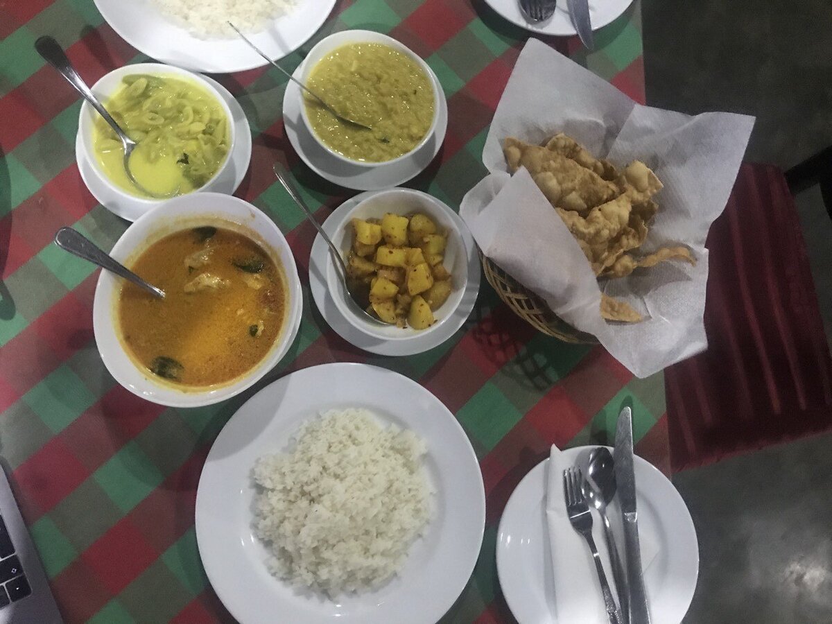 это одна порция риса с карри. Тут рыбное карри, дал (гороховая каша), острый картофель и какой-то загадочный овощ в карри) Я его определить не смогла. 