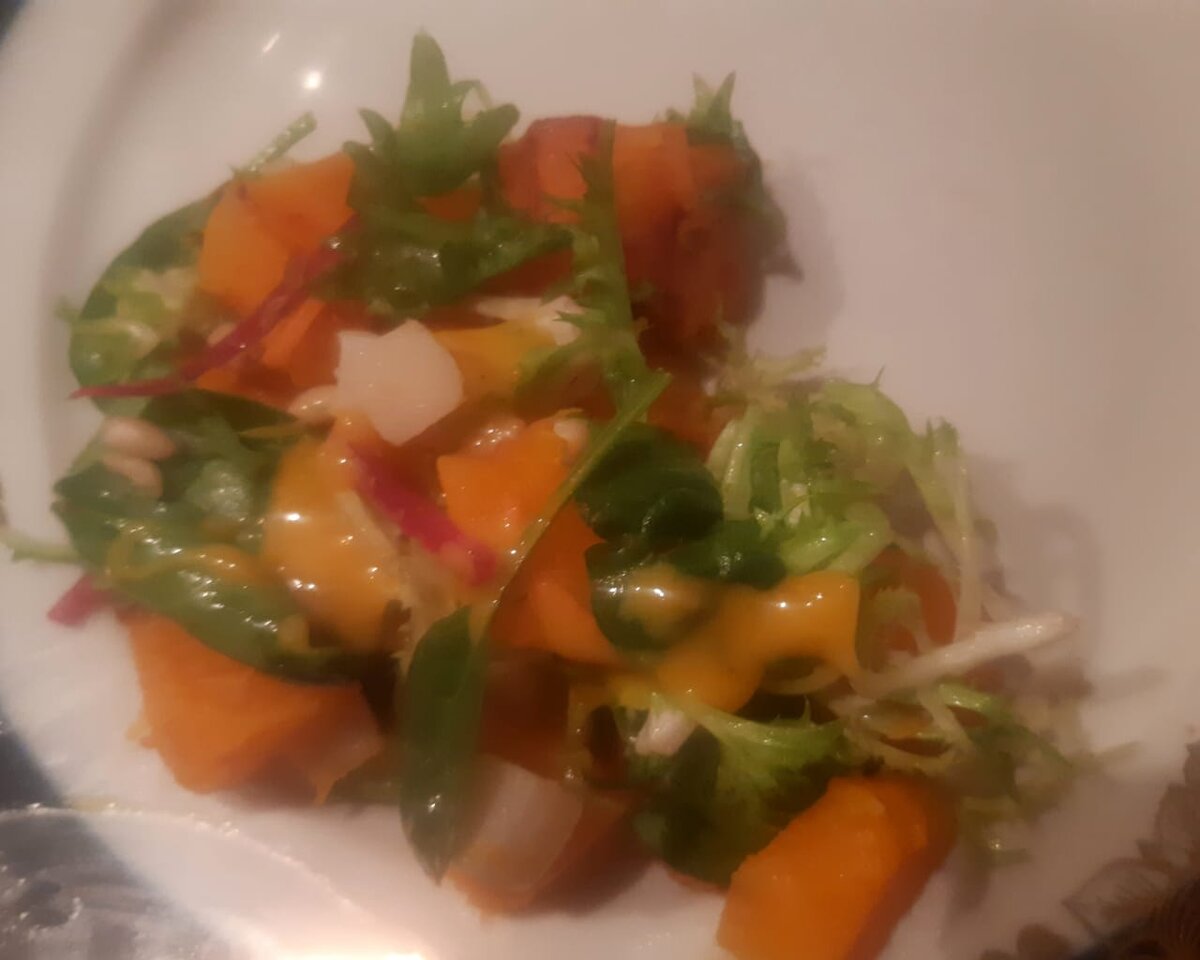 Теплый салат с тыквой, козьим сыром и кедровыми орешками