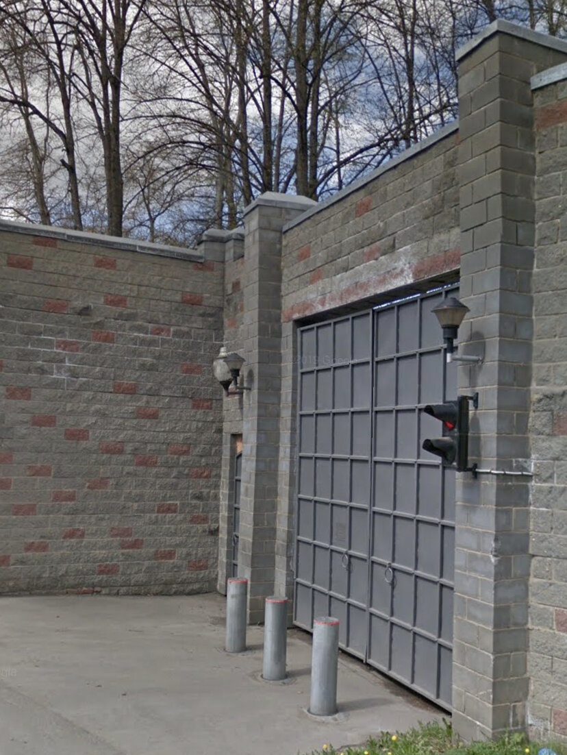 Вот такой скромный вьезд на территорию 