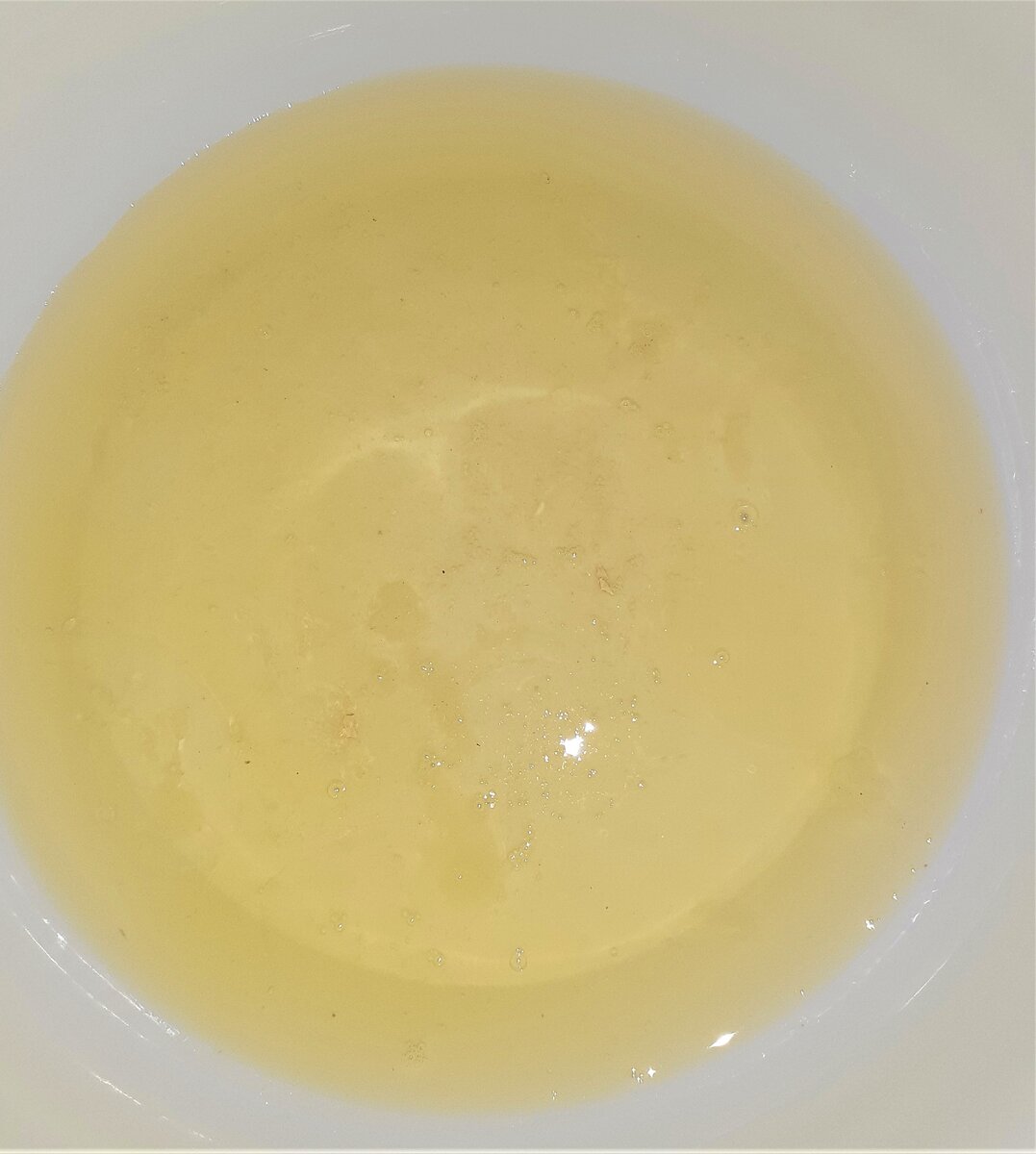 Белки выливаю в чистую сухую миску,