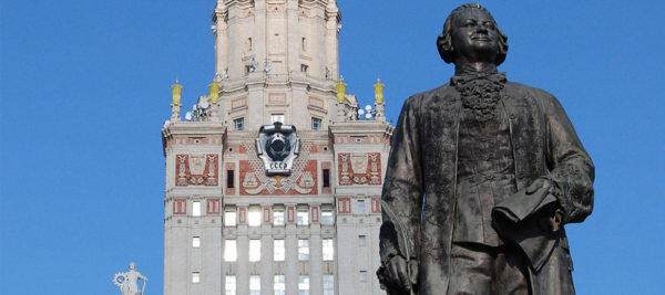 Родом из поморских рыбаков
Михайло Ломоносов родился в деревне Мишанинской, расположенной на острове на Северной Двине в Архангельской губернии. Почти все Ломоносовы деревни жили одной артелью, мужчины сообща выходили в море — промысел в суровых северных морях был нелёгким и опасным делом, но он служил главным источником благосостояния Ломоносовых. Михаил начал помогать отцу с десяти лет, выходя на промысел в Белое море и до Соловецких островов.

Ученье вместо женитьбы

 
Узнав, что отец хочет женить его, Михаил Ломоносов решил бежать в Москву. В декабре 1730 года он тайно ночью покинул дом и отправился вместе с караваном с рыбой в Москву. Путешествие до Москвы заняло три недели, и в начале января 1731 года Ломоносов прибыл в Москву. С собой он взял только одежду и две книжки — «Грамматику» и «Арифметику».

Поддельный дворянин
Отправляясь в Москву, Михаил Ломоносов уже был вполне грамотен, чтобы поступить в Московскую славяно-греко-латинскую академию. Грамоте Ломоносова обучил дьячок местной Дмитровской церкви. Однако, чтобы быть зачисленным в это известное учебное заведение, Ломоносову пришлось подделать документы и выдать себя за сына холмогорского дворянина.


 
Учёба заграницей
В 1736 году, в возрасте 25 лет, Ломоносов вместе с двумя другими выпускниками академии отправился в Германию для дальнейшего обучения. За границей Ломоносов провёл пять лет: около 3 лет в Марбургском университете, под руководством знаменитого Христиана Вольфа, и около года во Фрайберге, у Генкеля; около года провёл он в переездах, был в Голландии. Это время он посвятил не только естественным наукам — химии и физике, но и прикладным наукам — металлургии и горному делу, а также изучению европейской литературы и даже переводам стихотворений.

Стремление опередить своё время
Одним из выдающихся достижений Ломоносова стала его корпускулярно-кинетическая теория тепла, где он предвосхитил многие гипотезы и положения теорий строения материи, ставшие актуальными лишь сто лет спустя. В своих работах в 1740-ых годах он утверждает, что все вещества состоят из корпускул — молекул, которые, в свою очередь, являются «собраниями» элементов — атомов. В это же время Ломоносовым были заложены основы физической химии, объясняющей химические явления на основе законов физики и теории строения вещества.

Рисунки М. В. Ломоносова из рукописей: катоптрико-диоптрический зажигательный инструмент и однозеркальный телескоп. 1762
Рисунки М. В. Ломоносова из рукописей: катоптрико-диоптрический зажигательный инструмент и однозеркальный телескоп. 1762. Фото: Commons.wikimedia.org
Ломоносов первым в России стал заниматься цветным стеклом
Ещё одной дисциплиной, основателем которой является Ломоносов, является наука о стекле. Создав в 1748 году Химическую лабораторию, первую научно-исследовательскую лабораторию в России, он начал проводить в ней экспериментальные исследования по химии и технологии силикатов, в частности стёкол. Здесь он провёл свыше четырёх тысяч опытов и разработал технологию цветных стёкол, которую затем применил в промышленной варке цветного стекла и для создания изделий из него. Одновременно с этим Ломоносов занимался разработкой собственной теории света и цвета.

Открытие атмосферы на Венере
Михаил Ломоносов создал более десятка принципиально новых оптических приборов. По словам академика С. И. Вавилова, Ломоносов был «одним из самых передовых оптиков своего времени и, безусловно, первым русским творческим опто-механиком». Эти приборы использовались им и для астрономических наблюдений. 26 мая 1761 года, наблюдая прохождение Венеры по солнечному диску, Ломоносов обратил внимание на «тонкое, как волос, сияние» вокруг планеты — что было объяснено им как наличие атмосферы у Венеры. Это явление наблюдалось во всём мире, но только Ломоносов обратил на него внимание и правильно интерпретировал: «Планета Венера окружена знатной воздушной атмосферой, таковой (лишь бы не большею), какова обливается около нашего шара земного».

Ловец молний
В 1750-ых годах Ломоносов развивает теорию электричества, активно изучая электричество атмосферное — то есть молнии. В ходе этих совместных с Г. В. Рихманом исследований был разработан первый электроизмерительный прибор экспериментального наблюдения — «электрический указатель», а также «Громовая машина» для стабильного наблюдения электричества, содержащегося в атмосфере при любой погоде. С этим связана одна из научных трагедий: 26 июля 1753 года во время опытов Г. В. Рихман был убит ударом молнии, что было использовано противниками учёных в Академии наук.

Дерзкий характер и крутой нрав
Научные труды не уменьшили физической силы Ломоносова и его крутого нрава, чему есть много свидетельств его современников. Однажды его рукоприкладство даже стало причиной суда и непродолжительного заключения. Другой случай стал поводом для исторического анекдота, когда вечером на Васильевском острове на него напали три матроса. В ходе схватки, он обратил двоих из них в бегство, а оставшегося повалил на землю и стал требовать, чтобы тот «открыл ему, как зовут двух других разбойников и что они хотели с ним сделать». Услышав, что матросы хотели просто ограбить его, Ломоносов закричал: «Каналья, так я же тебя и ограблю!» — после чего отобрал одежду грабителя и принёс её в качестве трофея себе домой.

Два воза денег

 
Другой исторический анекдот связан с литературными талантами Ломоносова. В 1748 году Ломоносов написал оду в честь годовщины восшествия на престол императрицы Елизаветы Петровны. За это он был награждён двумя тысячами рублей, но в казне на тот момент были только медные деньги, и награда была выдана именно ими. Чтобы получить «литературную награду», Ломоносову потребовалось два воза, куда он и погрузил медные деньги.

Если вам было интересно ,поставьте пожалуйста нравиться или комментарий,всем спасибо !