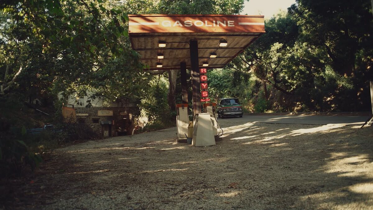 Так выглядит заправка в 1984 по мнению авторов сериала Американская история ужасов.