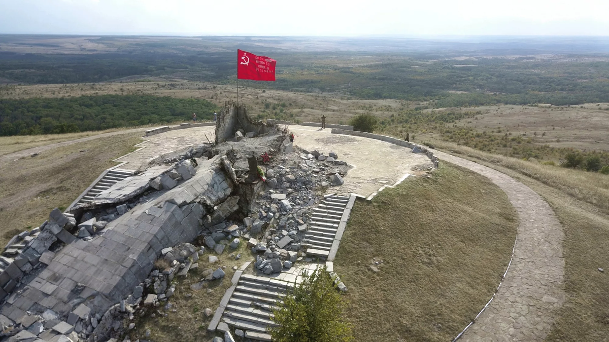 (свежие фотографии Саур - Могилы, лето 2014 года)