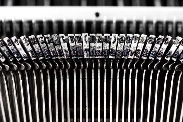 https://ru.freepik.com/free-photo/closeup-of-retro-typewriter_3012159.htm#query=%D0%BF%D0%B8%D1%88%D1%83%D1%89%D0%B0%D1%8F%20%20%D0%BC%D0%B0%D1%88%D0%B8%D0%BD%D0%BA%D0%B0&position=38