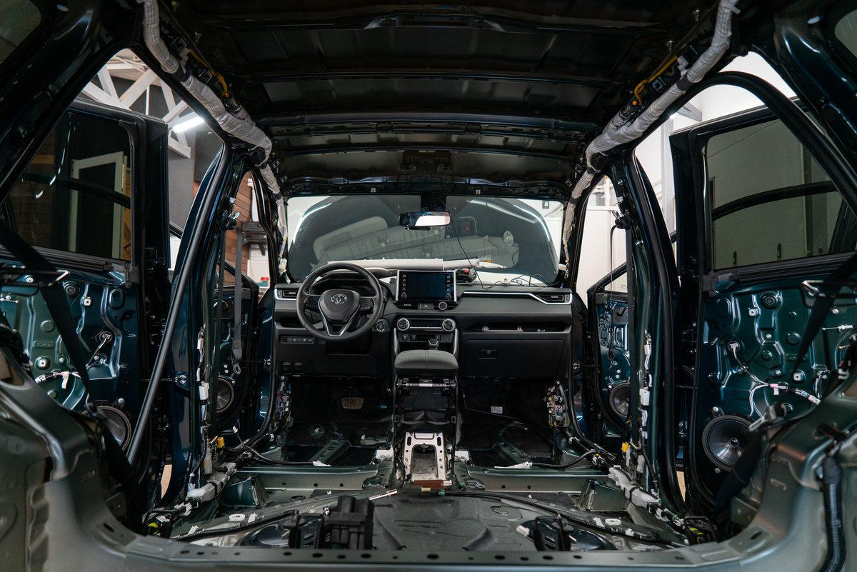 Разобранный салон Toyota RAV4