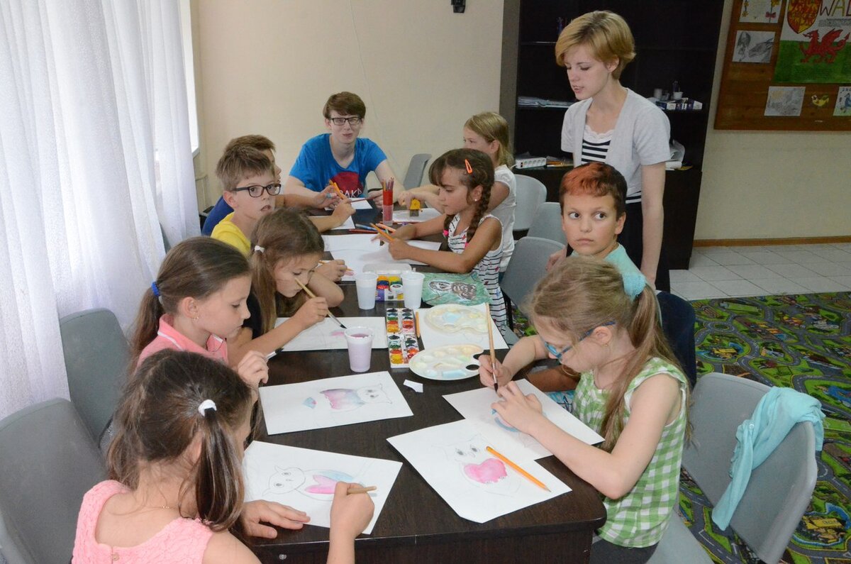 Настя Степнова ведет урок в детском лагере