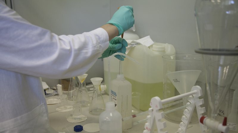 Химическая лаборатория НИИИВоенное.РФ, Никита Григорьев
Так президент отреагировал на доклад директора центра вирусологии и биотехнологии "Вектор" Рината Максютова, который рассказал о ходе работы над созданием вакцины от COVID-19.
