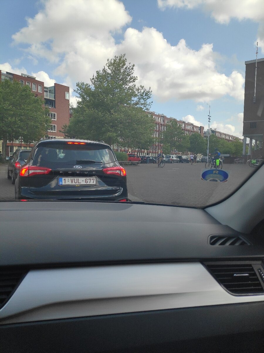 Встали в конец очереди на парковку