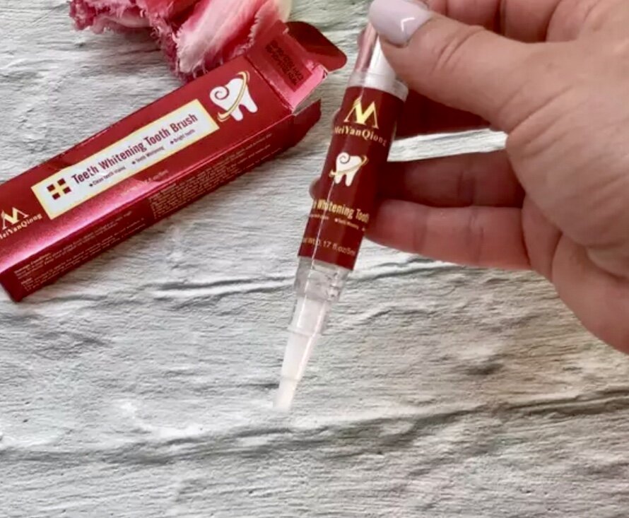 Все мы пьем кофе, чай и другие напитки,  в которых находится красящий пигмент. Поэтому, чтобы не платить дантистам астрономические деньги за отбеливание зубов, которые я платила раньше, можно воспользоваться отличным средством от бренда MeiYanQiong, которое отлично отбелит наши зубки.