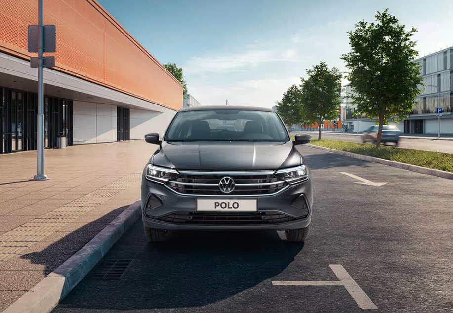 VW Polo лифтбек - вид спереди