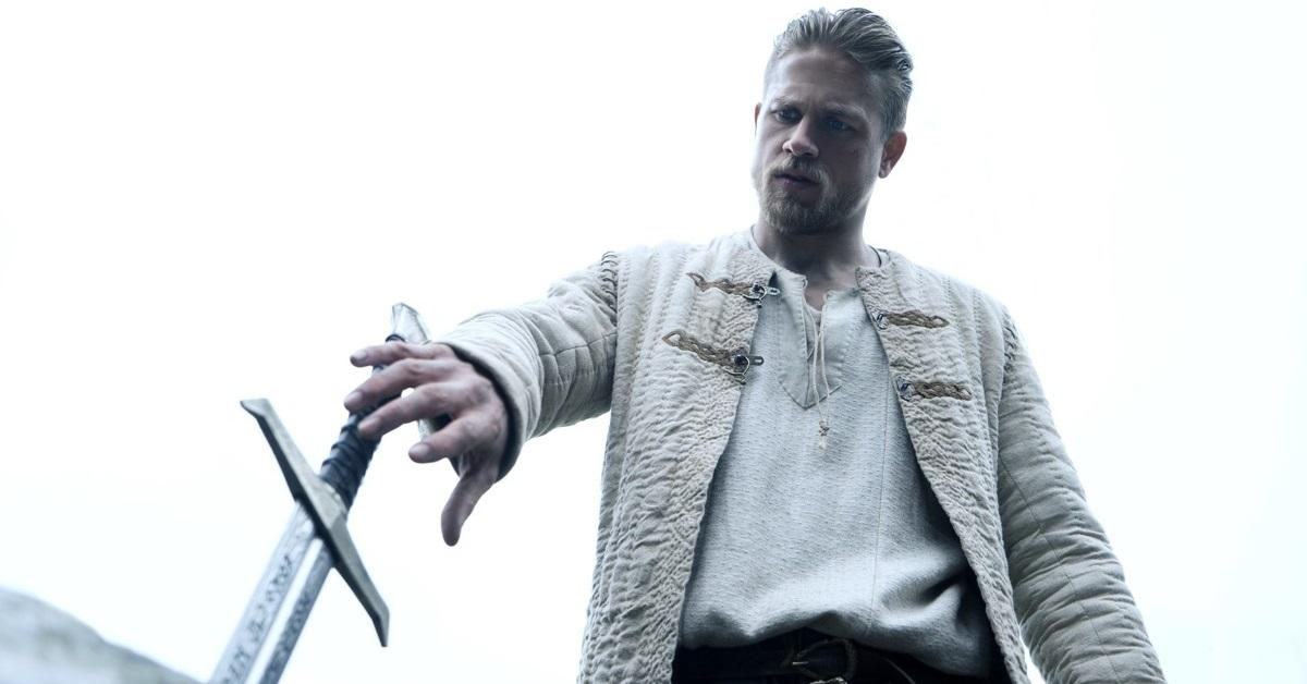 Король Артур (в исполнении Чарли Ханнэма) вытаскивает Экскалибур из камня. Кадр из фильма "Меч Короля Артура"