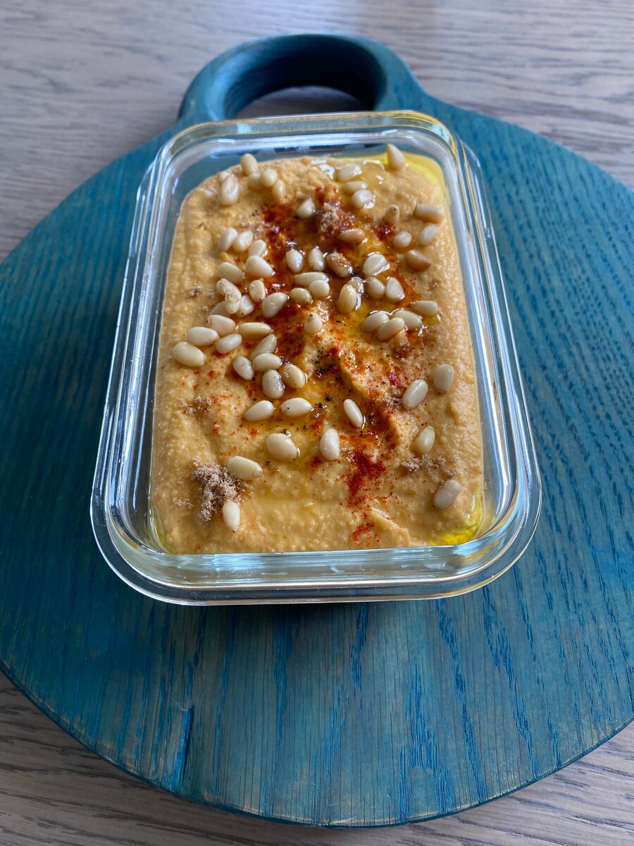 Ореховый аромат получается за счет добавления в хумус семян льна и кедровых орехов.