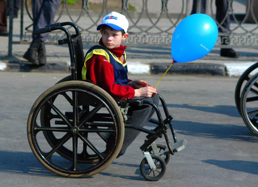 Инвалиды с детства 50 лет. Дети инвалиды. Ребенок в инвалидной коляске. Коляска для инвалидов. Мальчик в инвалидной коляске.