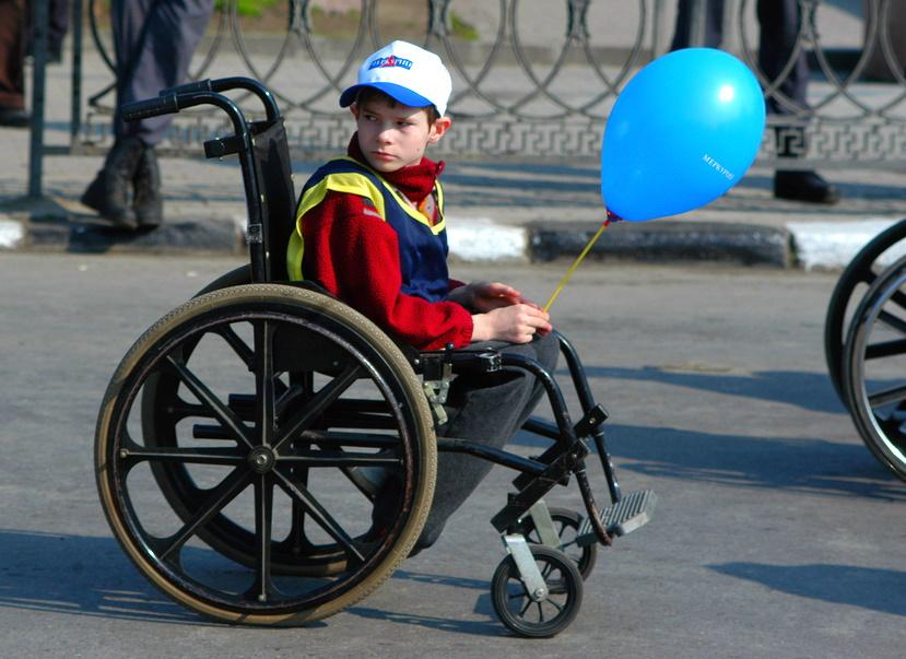 Инвалид детства 1. Ребенок в инвалидной коляске. Мальчик в инвалидной коляске. Коляска для детей инвалидов. Мальчик в инвалидном кресле.