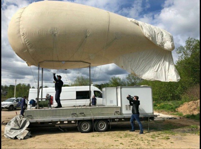 Доброго времени! Прошу простить за распространение Плохих Новостей, но ... Это уже приметы нашего времени. 
Над подмосковным Пушкино сегодня летал такой вот дирижабль-беспилотник с огромной камерой. Местные предполагают, что приблуда будет следить за их геолокацией в время самоизоляции, а также летать над лесопарковыми зонами и ловить любителей пикников.