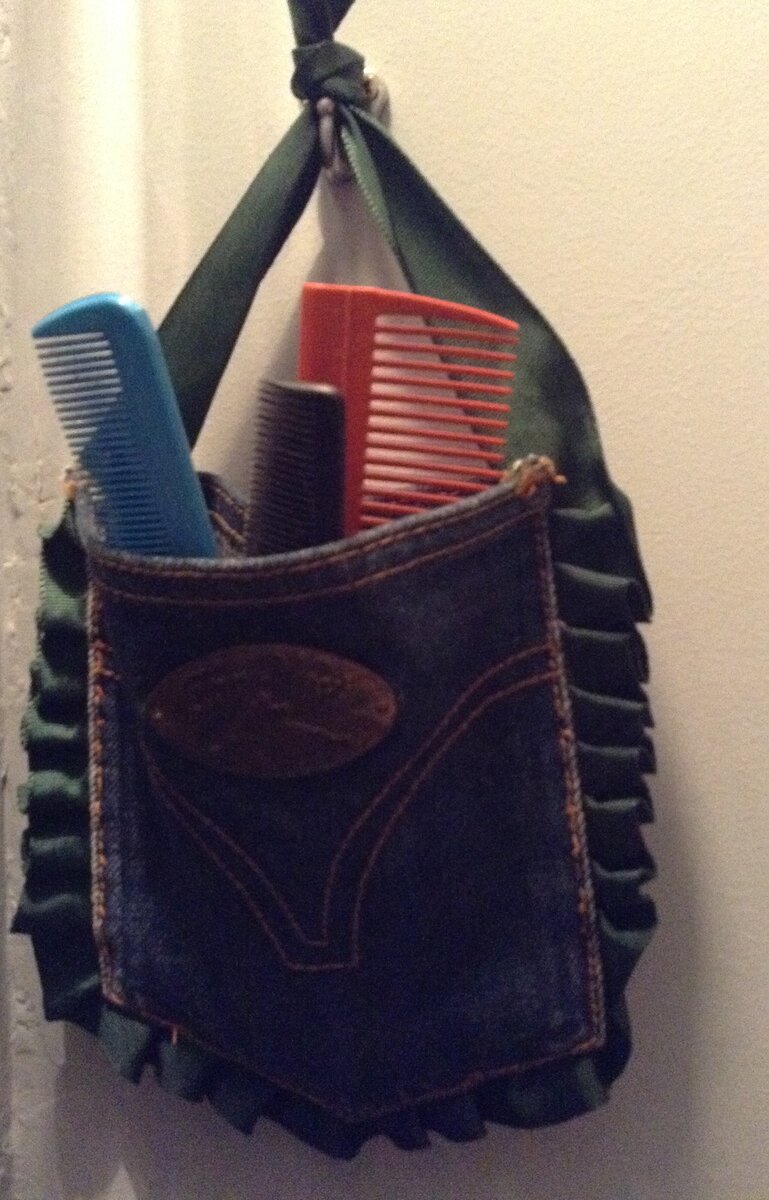 Джинсовый карман для расчёсок.