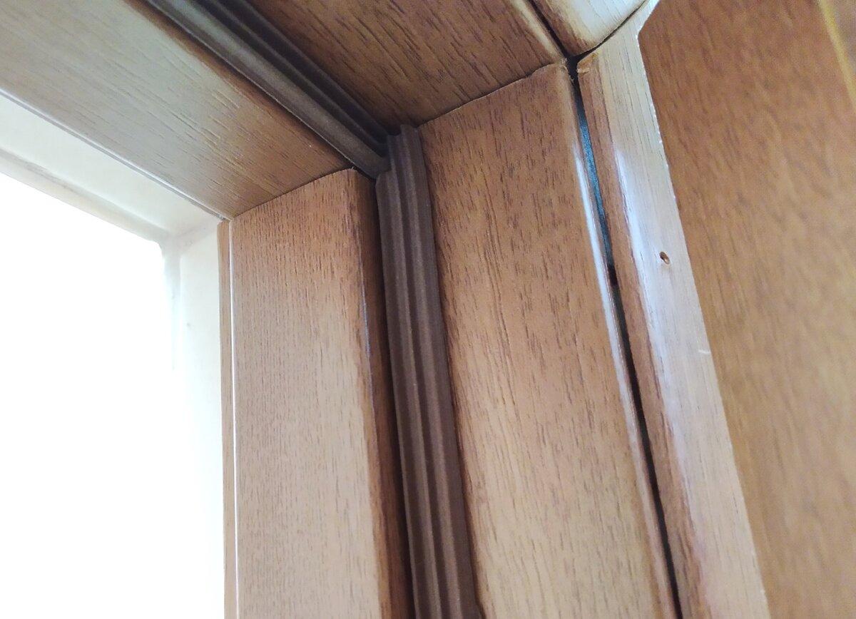 Как правильно приклеить уплотнитель на входную дверь. Уплотнитель с металлокордом 402. Уплотнитель для откосов. Уплотнитель для металлических дверей в паз. Силиконовый уплотнитель для окон деревянных.