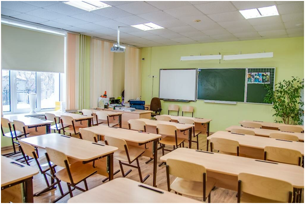 Пустой школьный класс.