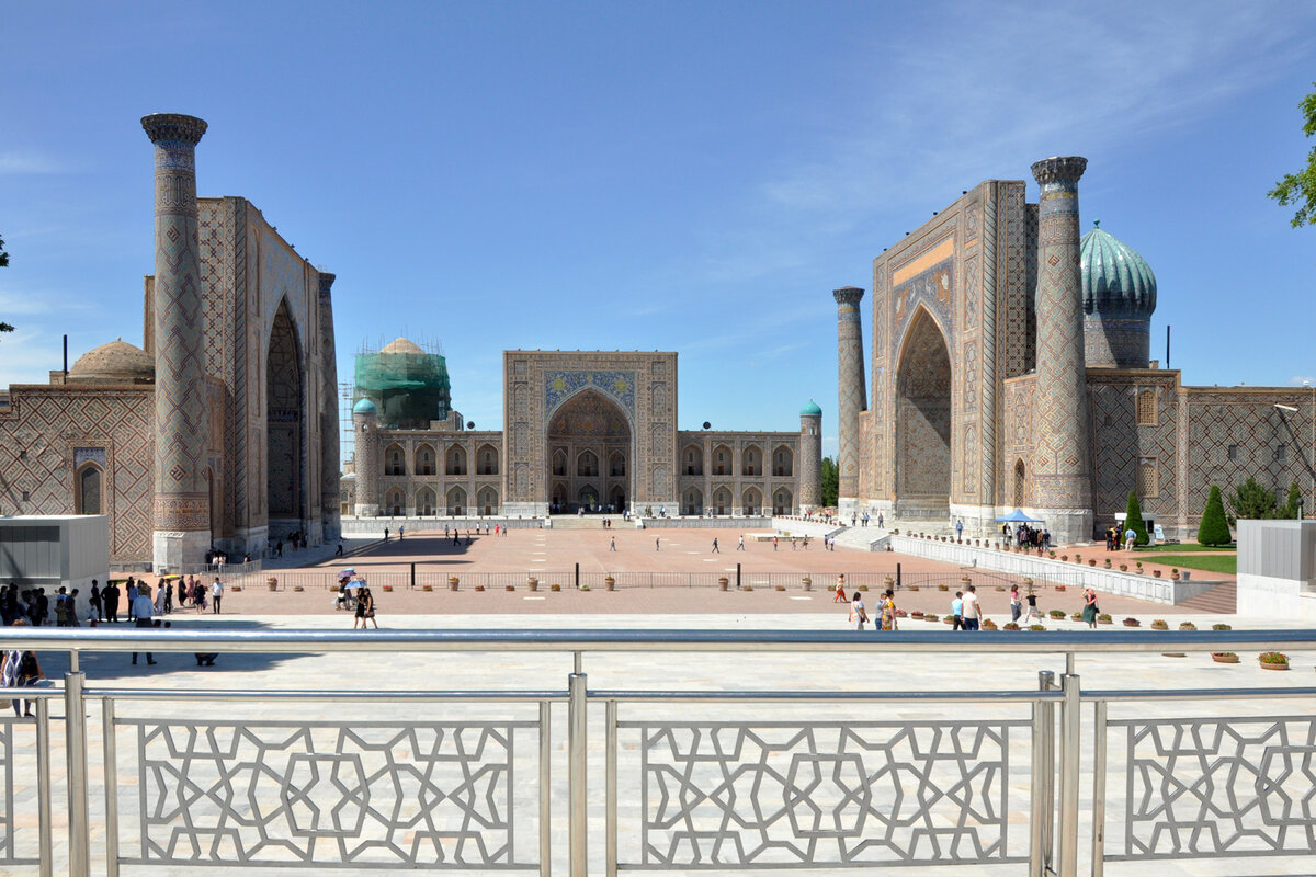 Обзорная площадка над площадью Регистан в центре Самарканда. Слева направо: медресе Улугбека, Тилля Кори и Шер-Дор.