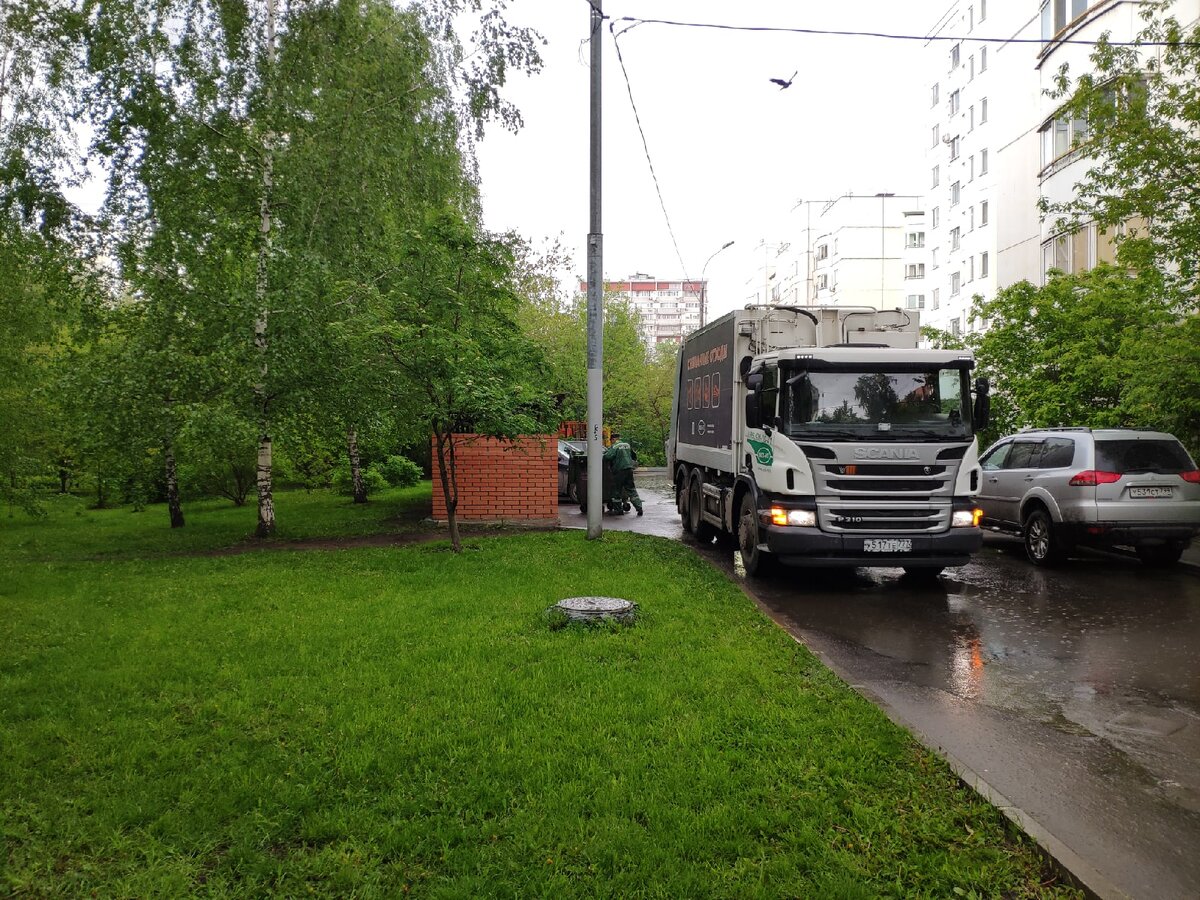 Машина для вывоза смешанного мусора.