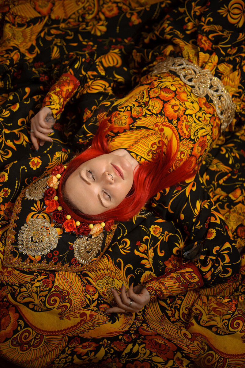 "Костюм в русском стиле" - так называю свои изделия, не вдаваясь в подробности, потому что на слуху именно это определение . Но это не совсем правильно. Я шью костюмы в  стиле фольк. Что это такое? Это интерпретация и размышление на тему народного костюма, желание эпатировать или привлечь публику в первую очередь. Стиль фольк подразумевает наличие зрителя. 