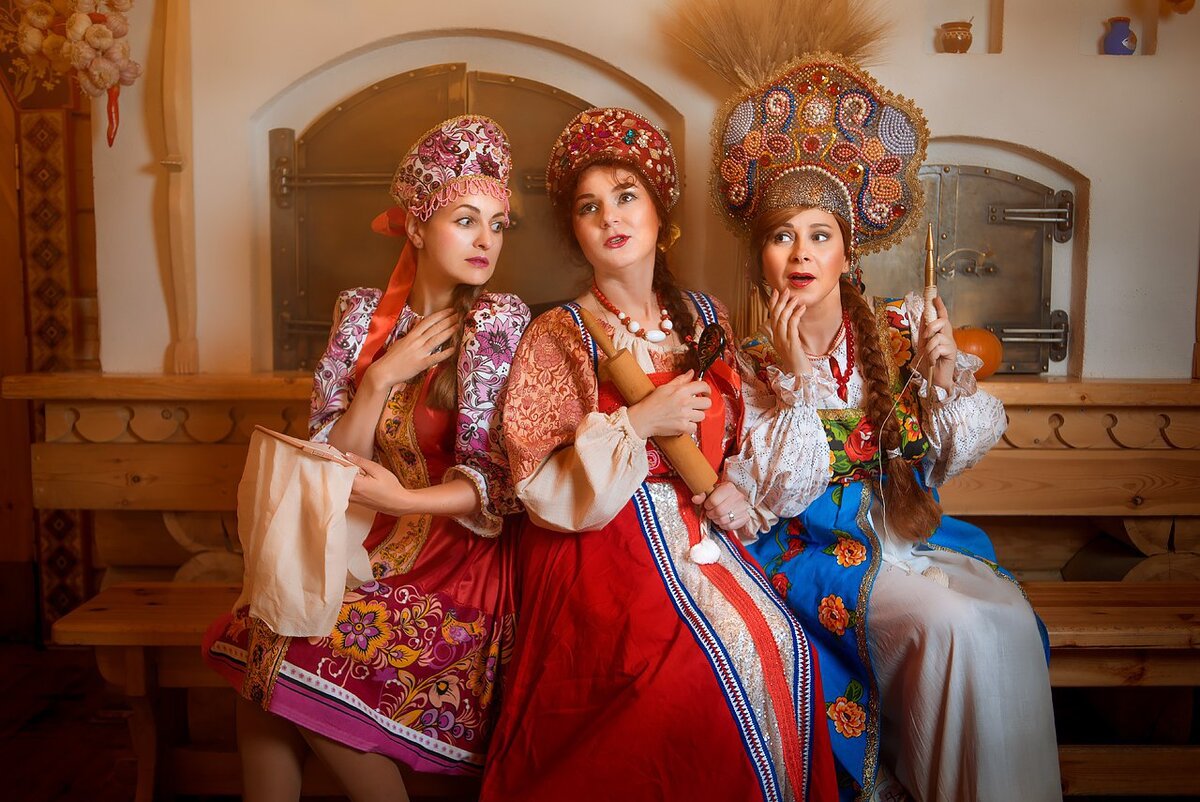Девушка в сарафане и кокошнике