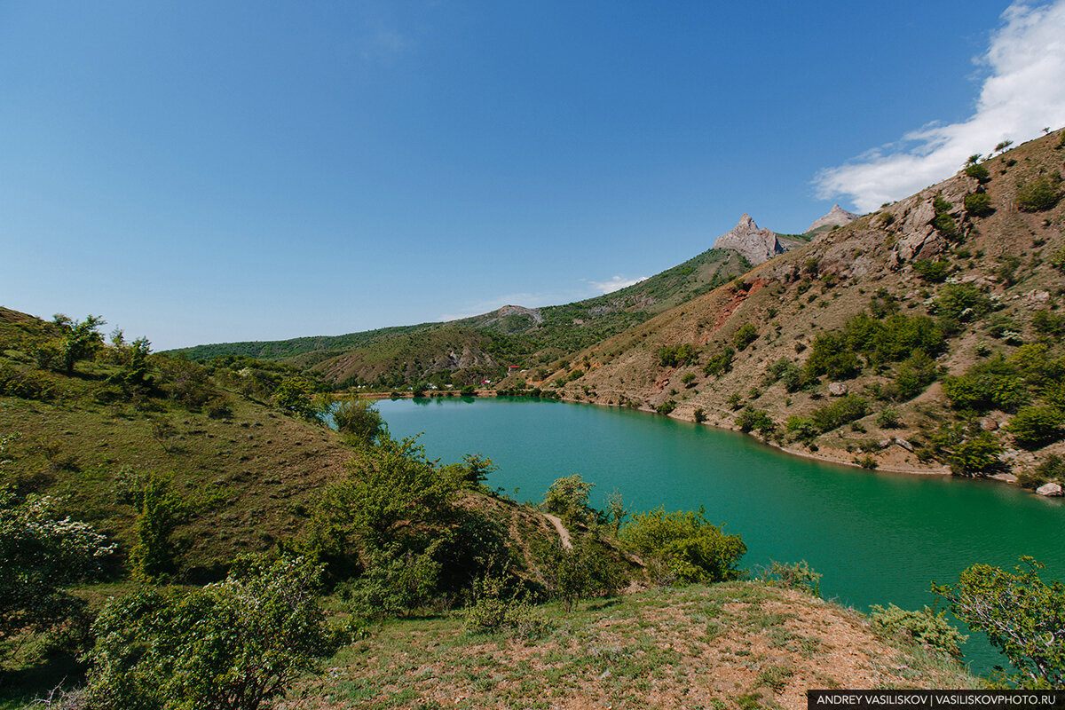 Большое озеро в крыму. Панагия Зеленогорье. Урочище Панагия в Крыму. Изумрудное озеро в Крыму Зеленогорье. Озеро Панагия в Зеленогорье.