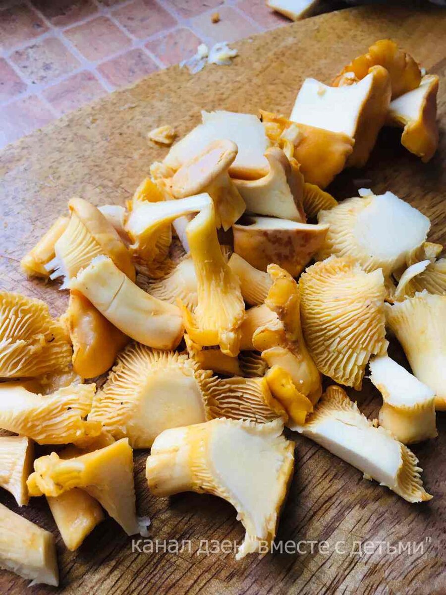 Промытые и нарезанные лисички - на срезе ни одного червяка.