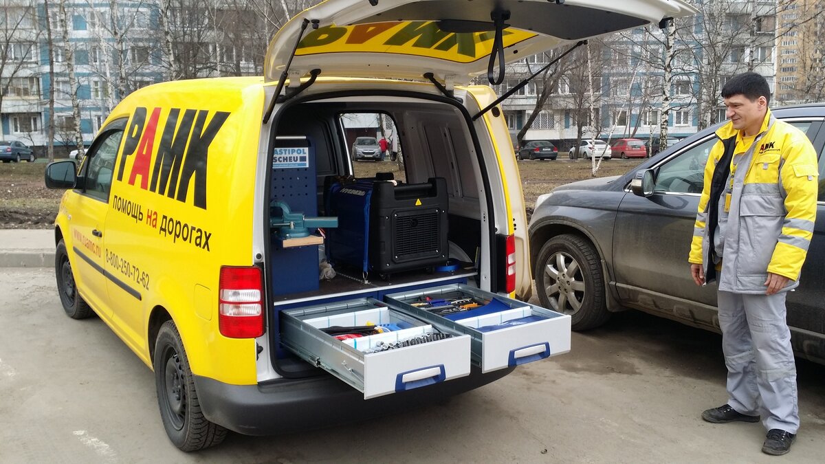 Техпомощь на дороге выезд. Автомобиль "техпомощь". Передвижная техпомощь. Сервисный автомобиль для ремонта. Машина техпомощи на дороге.