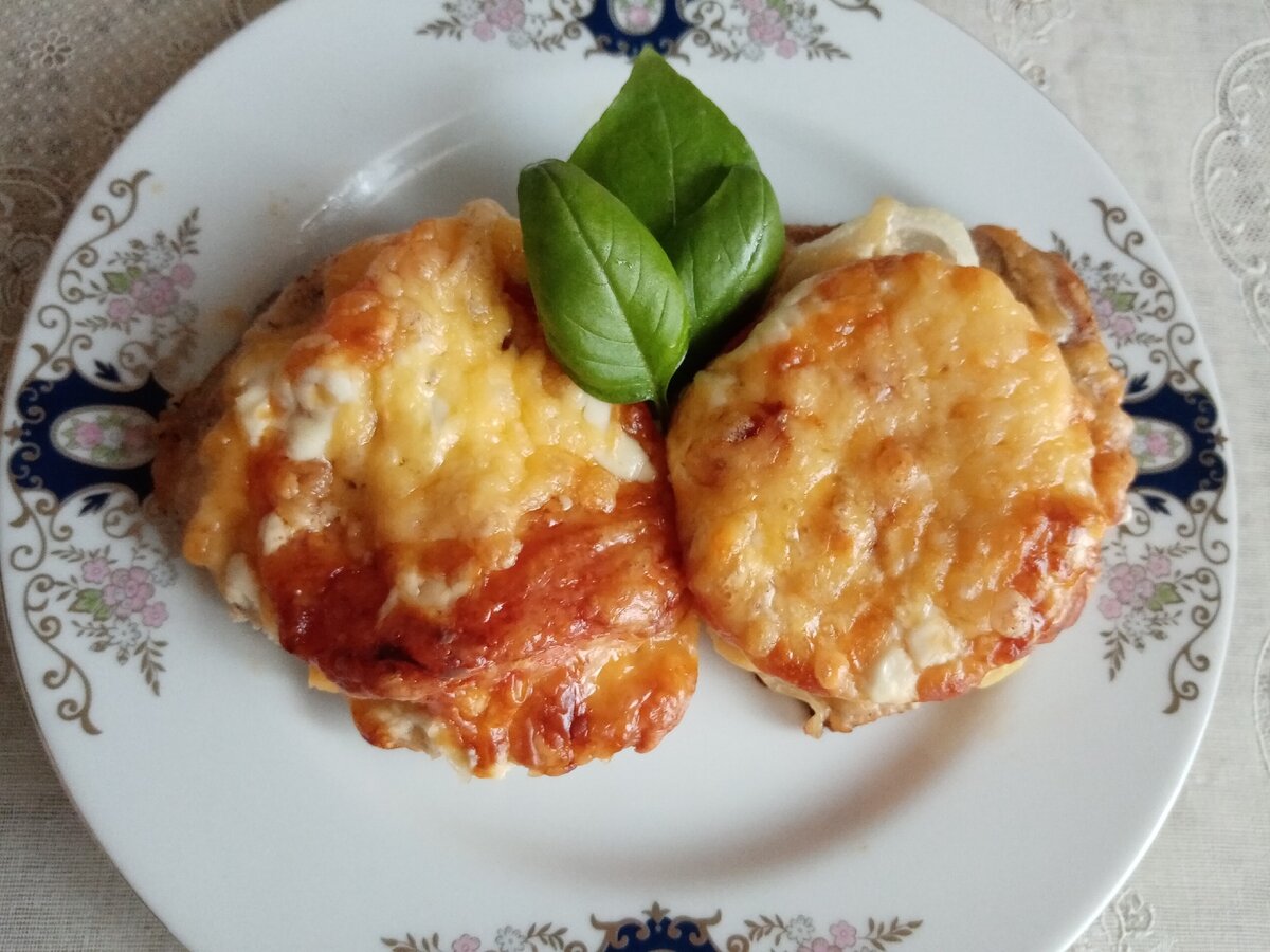 Свинина с овощами и сыром.