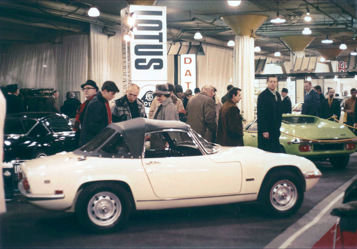 Lotus-Elan на автосалоне.