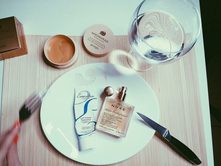 Полезный завтрак визажиста. Слева направо: крем увлажняющий от марки Embryolisse, сухое масло для лица, тела и волос NUXE, наверху патчи Gold с секретом улитки.