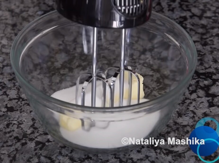  Соединить размягченное сливочное масло и сахар