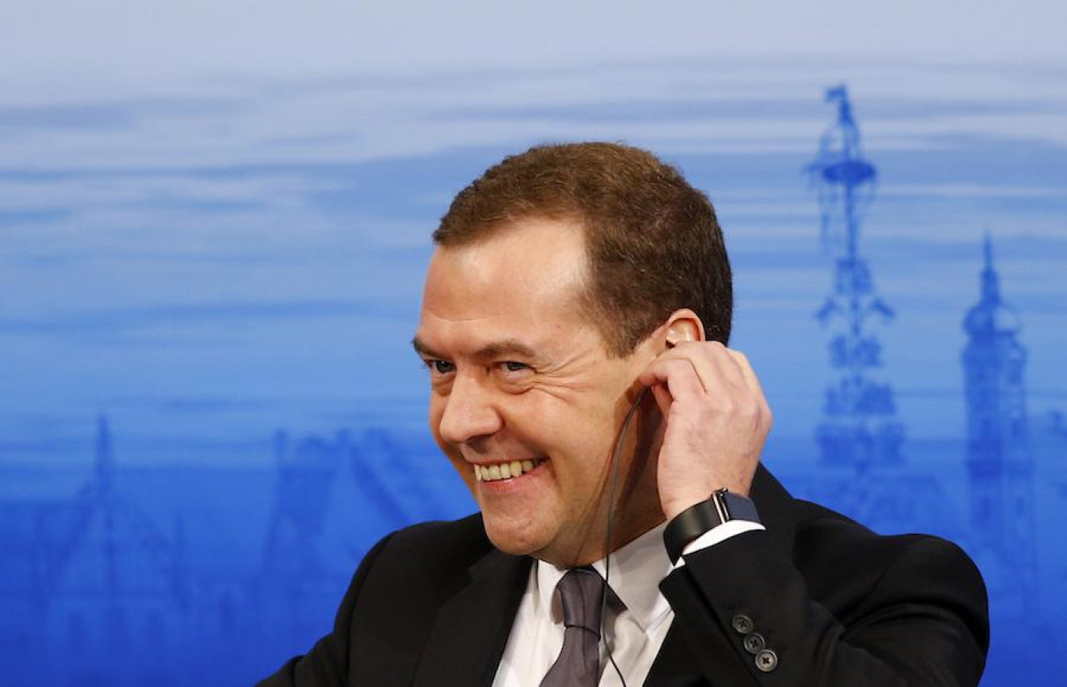 А Медведев как всегда смеется.