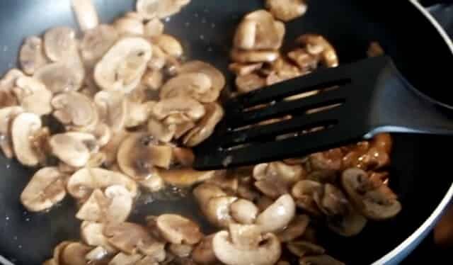 Наливаем на сковороду немного масла и обжариваем грибы с луком. Оставляем в сторонке.